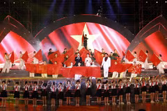 Chương trình nghệ thuật đặc biệt “Bản hùng ca bất diệt” kỷ niệm 76 năm Ngày Thương binh-Liệt sỹ (27/7/1947-27/7/2023) tại Nghĩa trang Hàng Dương. (Ảnh: Thống Nhất/TTXVN)