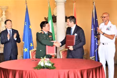 Thượng tướng Hoàng Xuân Chiến, Thứ trưởng Bộ Quốc phòng và Quốc Vụ khanh Quốc phòng Italy Matteo Perego di Cremnago trao đổi Biên bản Đối thoại chính sách quốc phòng lần thứ 4. (Ảnh: Thanh Hải/TTXVN)