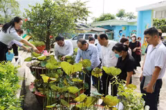 Đoàn kiểm tra Sở Y tế Thành phố Hồ Chí Minh kiểm tra một điểm nguy cơ trên địa bàn huyện Nhà Bè. (Ảnh: Đinh Hằng/TTXVN)