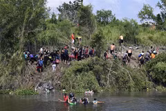 Người di cư vượt sông Rio Grande để vào Mỹ từ thành phố Matamoros, bang Tamaulipas, Mexico, ngày 10/5/2023. (Ảnh: AFP/TTXVN)