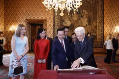 Tổng thống Italy Sergio Mattarella tặng Chủ tịch nước Võ Văn Thưởng và Phu nhân bộ ảnh chuyến thăm. (Ảnh: Thống Nhất/TTXVN)