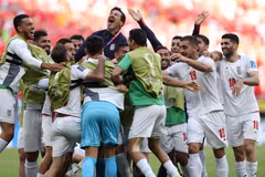 Iran vỡ hòa với chiến thắng trước Xứ Wales. (Ảnh: AFP/TTXVN)