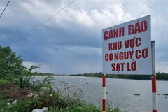 Chính quyền địa phương xã Phước Lại (Cần Giuộc, Long An) cắm biển cảnh báo nguy hiểm. (Ảnh: Bùi Giang/TTXVN)