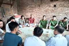 Đoàn công tác Công an huyện Mỹ Đức bày tỏ chân thành xin lỗi gia đình anh Nguyễn Văn X. (sinh năm 1983), ở thôn Ái Nàng, xã An Phú (Mỹ Đức, Hà Nội). (Ảnh: TTXVN phát)