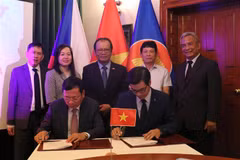 Tiến sỹ Trần Trọng Đạo (phải), Hiệu trưởng trường Đại học Tôn Đức Thắng, và Chủ tịch Liên hiệp hội người Việt Nam tại châu Âu Hoàng Đình Thắng tại lễ ký kết thoả thuận. (Ảnh: Ngọc Biên/TTXVN)