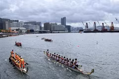 Các đội tham gia đua Thuyền Rồng tại cảng Victoria, Hong Kong. (Ảnh: Mạc Luyện/TTXVN)