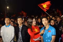 Các tuyển thủ U23 quê xứ Nghệ giao lưu cùng người hâm mộ. (Ảnh: Thanh Tùng/TTXVN)
