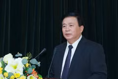 Đồng chí Nguyễn Xuân Thắng, Ủy viên Bộ Chính trị, Giám đốc Học viên Chính trị Quốc gia Hồ Chí Minh, Chủ tịch Hội đồng Lý luận Trung ương báo cáo về kết quả Đại hội XIII của Đảng tại Hội nghị. (Ảnh: TTXVN)