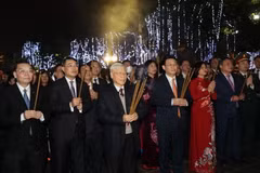 Tổng Bí thư, Chủ tịch nước Nguyễn Phú Trọng dâng hương tại Tượng đài Lý Thái Tổ ở Thủ đô Hà Nội. (Ảnh: Trí Dũng/TTXVN)