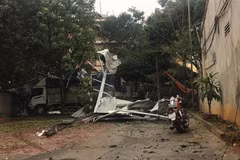 Mưa đá và dông lốc làm nhiều ngôi nhà bị hư hỏng. (Ảnh: TTXVN phát)