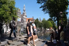 Người dân tại Amsterdam, Hà Lan. (Nguồn: AP)