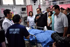 Thủ tướng Thái Lan Prayut Chan-o-cha (giữa) thăm nạn nhân còn sống sót trong vụ xả súng tại thành phố Korat thuộc tỉnh Nakhon Ratchasima ngày 9/2/2020. (Ảnh: AFP/TTXVN)