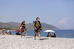 Người dân đeo khẩu trang phòng lây nhiễm COVID-19 tại Antalya, Thổ Nhĩ Kỳ, ngày 14/9/2020. (Ảnh: THX/TTXVN)