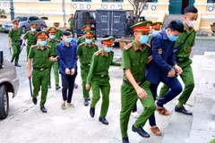 Các bị cáo được dẫn giải tới phiên tòa ngày 19/11/2020. (Ảnh: Thành Chung/TTXVN)