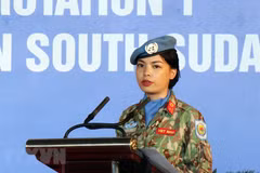 Sa Minh Ngọc, đại diện cán bộ, nhân viên Bệnh viện dã chiến cấp 2 số 1 tuyên thệ nhận nhiệm vụ trước giờ lên đường năm 2018. (Ảnh: Xuân Khu/TTXVN)