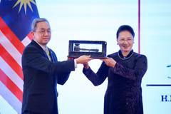 Chủ tịch Quốc hội Nguyễn Thị Kim Ngân, Chủ tịch AIPA 41 chuyển giao chức Chủ tịch AIPA 2021, nước sẽ tổ chức AIPA 42 cho Brunei. (Ảnh: Dương Giang/TTXVN)