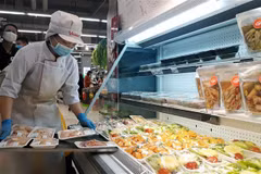 Nhân viên siêu thị bổ sung liên tục sản phẩm tươi sống lên kệ, đảm bảo đủ hàng phục vụ cho người dân. (Ảnh: Phương Anh/TTXVN)