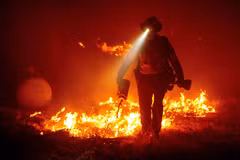 Lính cứu hỏa tham gia dập lửa cháy rừng tại hạt Butte, California, Mỹ ngày 9/9/2020. (Ảnh: AFP/TTXVN)