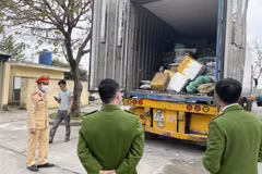 Xe đầu kéo chở 10 tấn thực phẩm bẩn. (Ảnh: Trịnh Duy Hưng/TTXVN)