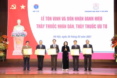Phó Chủ tịch nước Đặng Thị Ngọc Thịnh trao Danh hiệu Thầy thuốc nhân dân cho 5 cá nhân thuộc Đại học Y Hà Nội. (Ảnh: Minh Quyết/TTXVN)