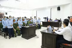 Các bị cáo nghe tòa tuyên án trong phiên xử ngày 14/9/2020. (Ảnh: Doãn Tấn/TTXVN)