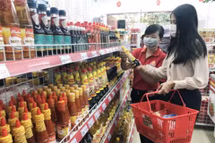Khách mua sắm tại cửa hàng Vissan. (Ảnh: Mỹ Phương/TTXVN)