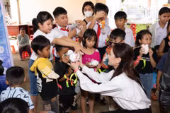 Hoa hậu Mai Phương mang đến Trung Thu cho các bệnh nhi. (Ảnh: CTV/Vietnam+)