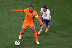 Tiền đạo Griezmann của Pháp (áo trắng) đã bỏ lỡ tới hai cơ hội ngon ăn. (Nguồn: Optus Sport)