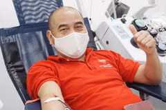 Anh Khánh trong lần hiến tiểu cầu thứ 100 tại Viện Huyết học-Truyền máu Trung ương. (Nguồn: Viện Huyết học-Truyền máu Trung ương)