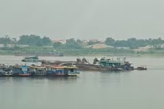Phương tiện khai thác cát chưa được cấp phép tại khu vực xã Cổ Đô, huyện Ba Vì, thành phố Hà Nội (khoảng Km265+500 tuyến Sông Hồng) giáp ranh với phường Minh Nông, thành phố Việt Trì, tỉnh Phú Thọ. (Ảnh: TTXVN phát)
