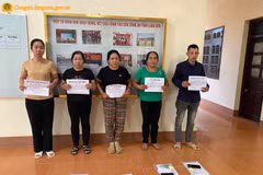 Nhóm đối tượng đánh bạc bị lực lượng Công an bắt giữ. (Nguồn: Công an Lạng Sơn)