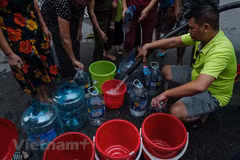 Hệ quả nhãn tiền của sự cố dầu thải sông Đà là hàng vạn người dân sẽ bị cắt nước không rõ thời hạn. (Ảnh: Minh Sơn/Vietnam+)