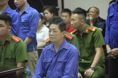 Bị can Nguyễn Kim Hưng tại phiên tòa xét xử vụ bảo kê chợ Long Biên. (Ảnh: PV/Vietnam+)