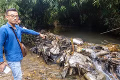 Con đập trên suối với mục đích ngăn dầu chảy về hạ nguồn. (Ảnh: Sơn Bách/Vietnam+) 