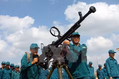 Lực lượng dân quân tự vệ huyện Phong Điền, Cần Thơ, huấn luyện báo động chiến đấu mục tiêu trên không. (Ảnh: Trọng Đức/TTXVN) 