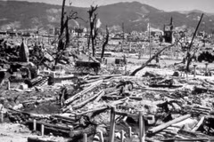 Sức tàn phá khủng khiếp mà bom nguyên tử gây ra tại thành phố Hiroshima, Nhật Bản ngày 6/8/1945.
