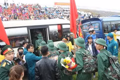 Thanh niên huyện Đan Phượng nô nức lên đường nhập ngũ. (Ảnh: Dương Giang/TTXVN)