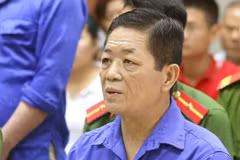 Bị cáo Nguyễn Kim Hưng (tức Hưng 'kính') khai báo tại tòa. (Ảnh: Doãn Tấn/TTXVN)