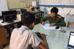 Phóng viên làm tường trình tại công an phường Xuân Hà. (Nguồn: Báo Người Lao động)