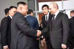 Tổng thống Nga Vladimir Putin (phải) và nhà lãnh đạo Triều Tiên Kim Jong-un (trái) sau cuộc hội đàm tại Trường Đại học Liên bang Viễn Đông ở đảo Rusky thuộc Vladivostok. (Ảnh: AFP/TTXVN)