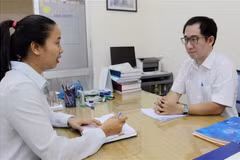 Bác sỹ Trần Bảo Anh, Trưởng phòng Kế hoạch tổng hợp Bệnh viện Đa khoa tỉnh Khánh Hòa thông tin về vụ việc. (Ảnh: TTXVN)