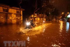 Nước ngập sâu tại đường Bạch Thái Bưởi, Khu đô thị Văn Quán, quận Hà Đông sau trận mưa lớn. (Ảnh: Phạm Kiên/TTXVN)