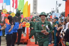 Thanh niên quận Hải Châu, thành phố Đà Nẵng hăng hái lên đường nhập ngũ. (Ảnh: Đinh Văn Nhiều/TTXVN)