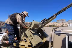 Binh sỹ trung thành với chính phủ ở Tripoli kiểm tra vũ khí tại khu vực phía nam Tripoli, Libya, ngày 8/4/2019. (Ảnh: THX/TTXVN)