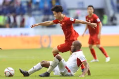 Tiền đạo Nguyễn Công vượt qua sự truy cản quết liệt của cầu thủ Jordan. (Ảnh: Hoàng Linh/TTXVN)
