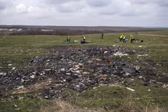 Hiện trường vụ bắn rơi máy bay MH17 tại Ukraine. (Ảnh: AFP/TTXVN)