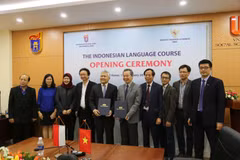 Giáo sư Phạm Quang Minh ký và trao đổi biên bản hợp tác với Đại sứ Indonesia tại Việt Nam Ibnu Hadi. (Nguồn: Trường Đại học Khoa học Xã hội và Nhân văn-Hà Nội)
