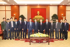 Tổng Bí thư, Chủ tịch nước Nguyễn Phú Trọng và Chủ tịch Đảng Dân chủ Đồng hành Hàn Quốc Lee Hae-chan cùng các đại biểu chụp ảnh chung. (Ảnh: Trí Dũng/TTXVN)