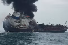 Những cuộn khói đen nghi ngút bốc lên trong vụ cháy tàu chở dầu. (Nguồn: CNN)