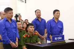 Bị cáo Nguyễn Kim Hưng và đồng phạm tại phiên tòa. (Ảnh: Doãn Tấn/TTXVN)